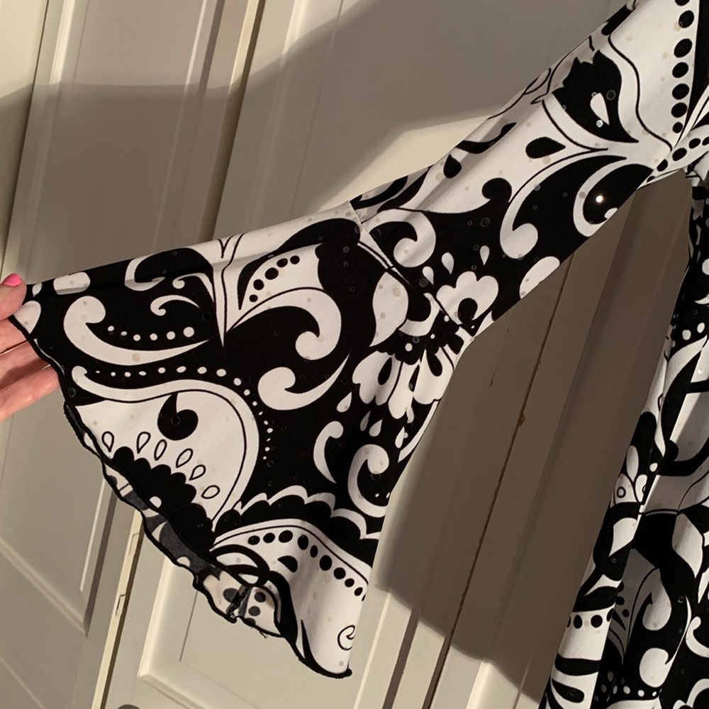 Cato Black & White Graphic Blouse EUC - Picture 4 of 8